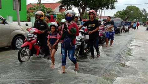 Check spelling or type a new query. Melihat Banser Bantu Pengendara Motor yang Terjebak Banjir ...