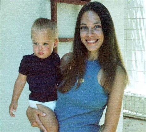 A Young Angelina Jolie With Her Mom 1970s Roldschoolcool