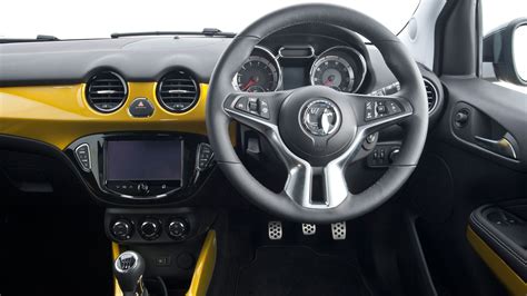 Por ejemplo, con el paquete de cuero opcional que incluye el acabado del volante, el. Vauxhall Adam Rocks Review | CAR Magazine