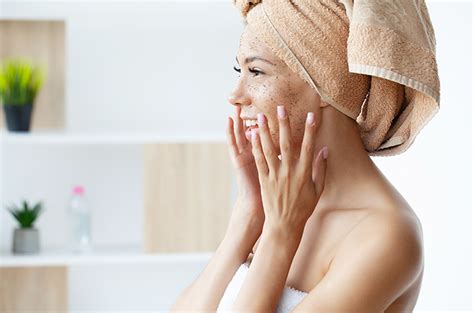 Hindari 6 Kesalahan Ini Saat Melakukan Exfoliate Wajah