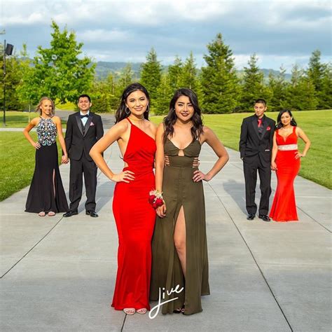 25 Prom Poses To Take With Your Friends On The Big Night Prom Photoshoot Prom Poses Prom