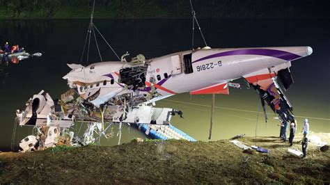 Transasia Plane Crashes Into River In Taiwan Cnn