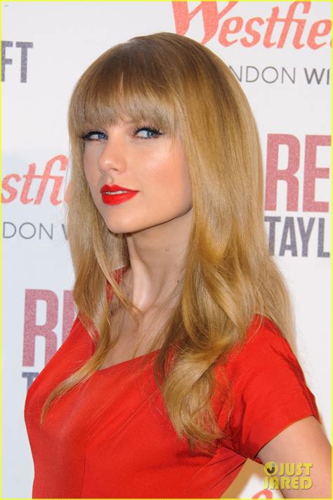Taylor Swift Westfield London Christmas Lights Ceremony Photo