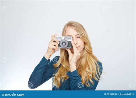 Молодая белокурая женщина с винтажной камерой Стоковое Изображение изображение насчитывающей