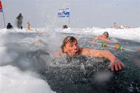 Freezing Ice Swimming In Russia Met Afbeeldingen