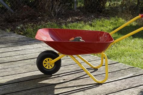 7 Best Garden Wheelbarrows Reviewed With Easy Guide