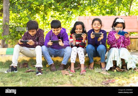 Kids Playing Mobile Game Indian Hi Res Stock Photography And Images Alamy