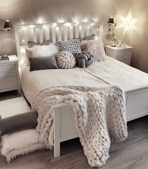 We have 12 images about white bedroom inspo including images, pictures, photos, wallpapers, and more. So soft & cozy ️ | Интерьеры спальни, Комнаты мечты, Диван ...