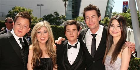 Look Icarly Cast Delight Fans As They Reunite For The Shows Revival