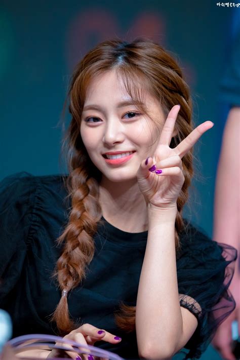 .fancy you is here, with the youngest members of twice: Twice-Tzuyu 190505 #Fancy_Fansign | Twice tzuyu