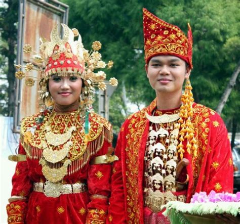 Pakaian adat jawa barat atau baju adat sunda akan kami jelaskan beserta gambarnya pada artikel ini. Pakaian Adat Jambi / Baju Kurung (NAMA, KEUNIKAN, GAMBAR)