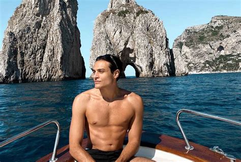 Wondering and respectful | meaning, pronunciation, translations and examples. Isola dei Famosi: chi è Awed? Carriera e vita privata