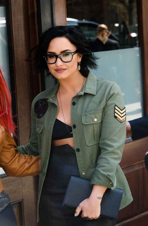 15 Celebrities Who Look Hot Wearing Glasses