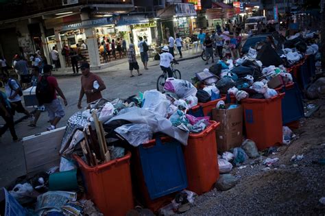 Praça é Encoberta Por Montanha De Lixo Em Comunidade Da Zona Oeste Do Rio 08032014 Uol