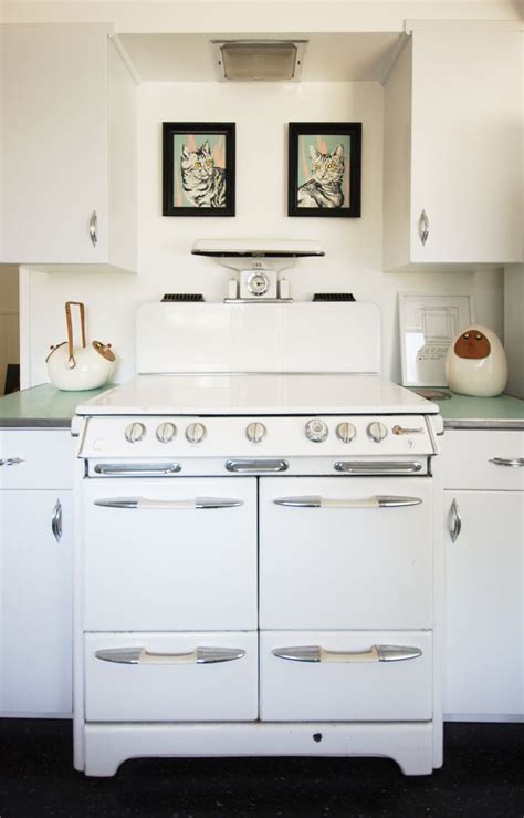 Check spelling or type a new query. Stove / Oven | White kitchen appliances, Vintage stoves ...