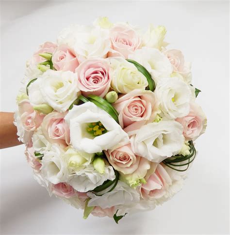 Du blanc immaculé avec ce bouquet simple et élégant de roses équitables 'akito' ! Bouquet de la mariée et accessoires pour votre mariage