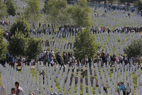 Bosna katliamı olarak da anılan bu üzücü, insanlık dışı olayı kınıyor ve lanetliyoruz. Commemorazione genocidio di Srebrenica: in 50mila alla ...