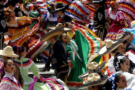 Mexique Guadalajara 882 Personnes Dansent Sur Du Mariachi Un Record