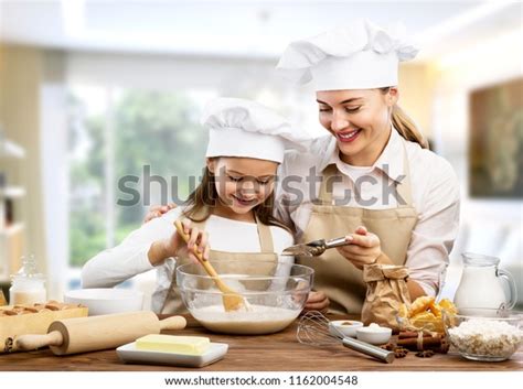 Feliz Familia En La Cocina Madre E Hija Preparando La Masa Horneando
