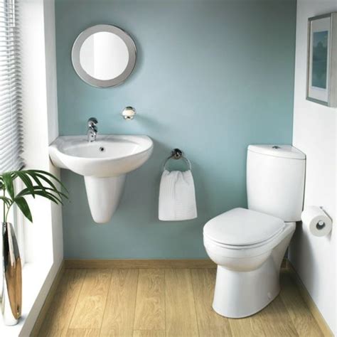 badezimmer- weiß-und-grau - mit einer grünen pflanze - 30 ...