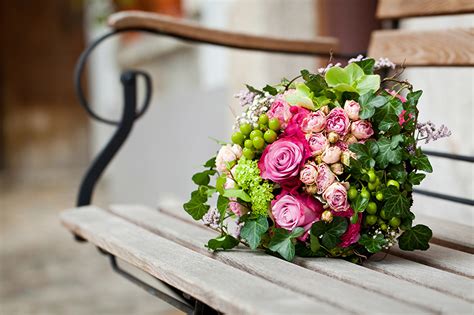 Fonds Decran Bouquets Roses Banc Fleurs Télécharger Photo