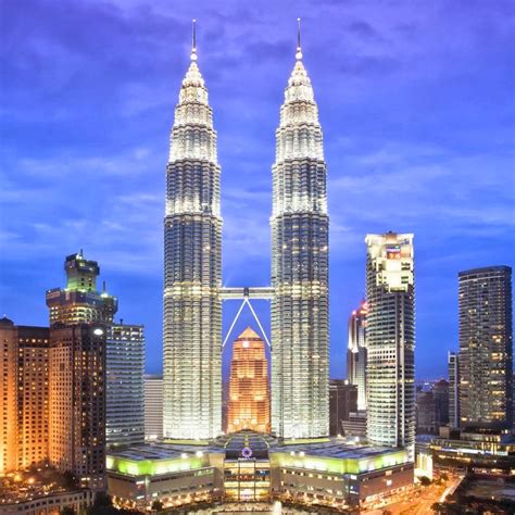 Constructed in 1994, the tower stands at 421 metres and effortlessly trumps the petronas twin towers with the highest and most spectacular view of the city. Los hoteles mas altos e imponentes del mundo ~ Top Ranking 10