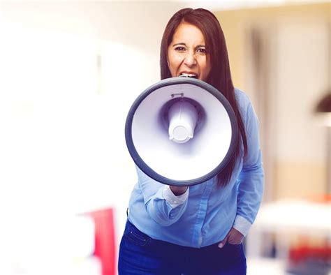 Vista Frontal De Una Mujer Enfadada Con Un Megáfono Foto Gratis