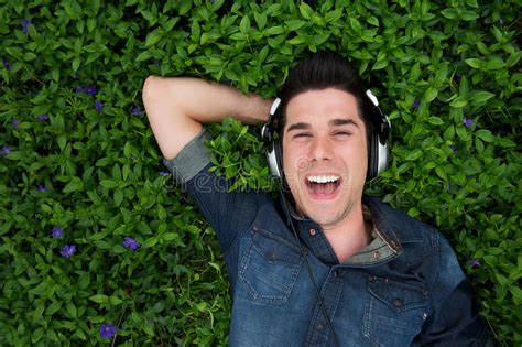 Hombre Hermoso Sonriente Con Los Auriculares Al Aire Libre Foto De Archivo Imagen De Lifestyle