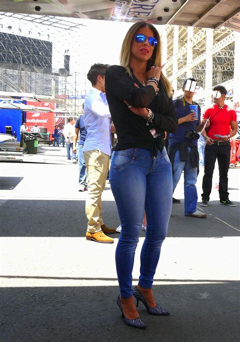 Elegant And Mature Blonde Teaches Her Beautiful Ass In Jeans Divine Butts Candid Milfs In Public