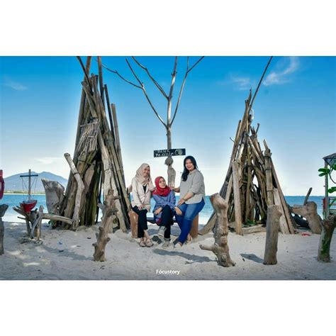 Pantai laguna atau juga disebut laguna helau beach ini berjarak 77 km dari kota bandar lampung dengan waktu untuk harga tiket masuk atau tarif ke pantai laguna kalianda ini, hanya sekitar rp. 3. Pantai Alau-Alau Resort Kalianda(Laguna Helau)