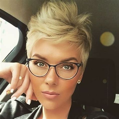 47 Chic Short Haircuts With Glasses