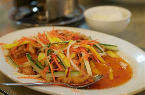 Pedas kecut sambal mangga, dengan tekstur sedikit keras yang akan memberikan sensasi berbeda pada hidangan anda. Ayam Goreng Sambal Mangga