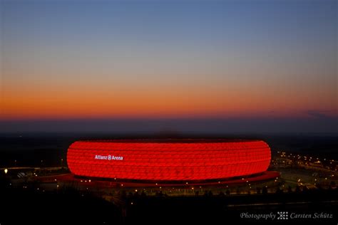 Die allianz arena ist die heimstätte des fc bayern in münchen. Allianz Arena München Foto & Bild | fußball, rot, nacht ...