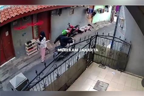 Foto Pengendara Motor Tepuk Bokong Perempuan Di Gang Sempit Daerah