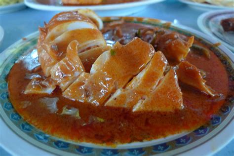 Kari kepala ikan saiz sederhana, sotong goreng tepung, ayam goreng dan sayur kubis goreng. Durian Democracy: Kampung Attap Fish Head Curry ( Restoran ZK)