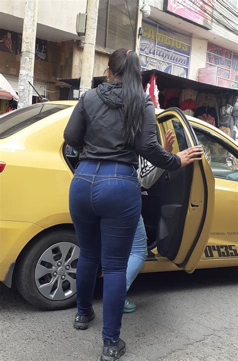 Morena Con Cola Redonda En Jeans Apretados Mujeres Bellas En La Calle