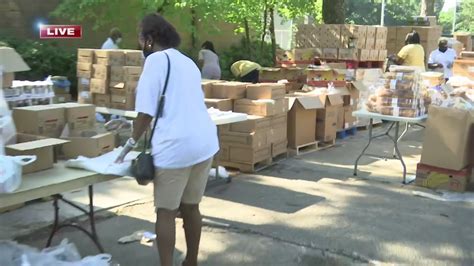 Find out how you can donate your time to help end hunger! Volunteers hand out food through Mid-South Food Bank's ...