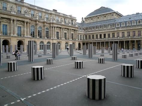Les Colonnes De Buren Palais Royal - Palais Royal... La Cour d'honneur et les colonnes de Buren | and