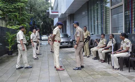 Mumbai Police arrest 5 Shiv Sainiks of Uddhav Thackeray faction for ...