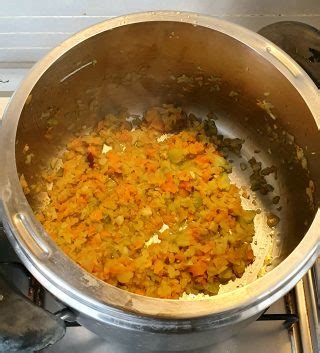 Mentuccia e pecorino romano sono gli ingredienti che caratterizzano la ricetta tipica. Trippa alla romana con mentuccia e pecorino - Da una ...