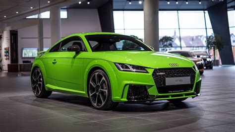 The audi tt rs coupé is engineered to be a true drivers' car, with its sport heritage apparent in its performance and design. Audi TT RS 2017 no Verde Limão Parece com um Carro Exótico ...
