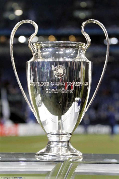 Par exemple, pour la france, le. maxalae: Lyon ChalmDelgado Trophe des Champions Football Sport
