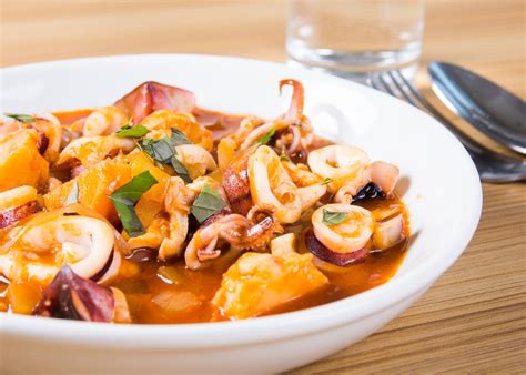 Encontre esta e muitas outras receitas saudáveis no nosso blog. Caldeirada de lulas: receitas fáceis para aquecer os dias ...