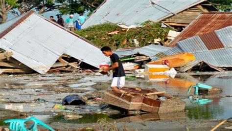 Earthquake Tsunami Hit Indonesias Sulawesi Island Killing 48 In Palu