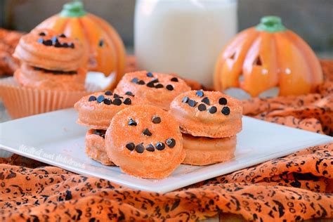 Ghost chocolate covered oreo cookies halloween oreos. Halloween Oreo Pumpkin Treats - Meatloaf and Melodrama