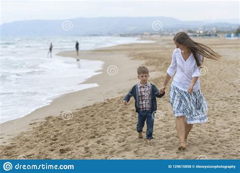 Madre Y Su Hijo En La Playa Foto De Archivo Imagen De Emociones Hija