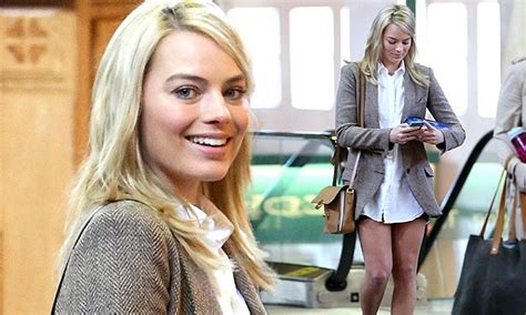 Margot Robbie Flaunts Her Slim Legs In Tiny Shorts Before Catching Flight Daily Mail Online