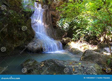 Catarata De Erawan En Los Bosques Profundos Y Naturales Completos