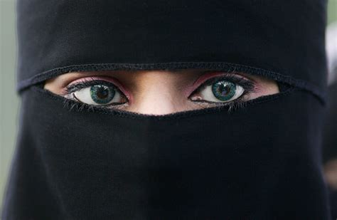 Beautiful Muslim Woman Green Eyes