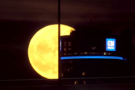 Supermoon Rises Over The D 🌕stunning Footage Supermoon Rises Over